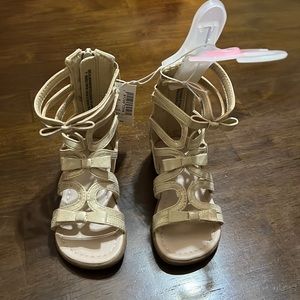 NWT Girls Children’s Place Gladiator Sandals Gold, Size 7